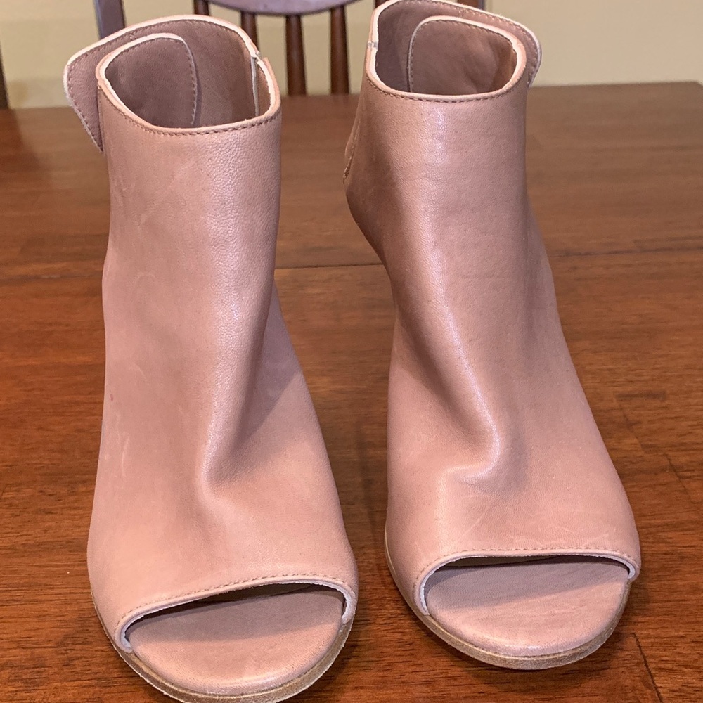 Absolutely stunning new nude leather Vero Cuoio shoes 3.5 inches made in Italy.